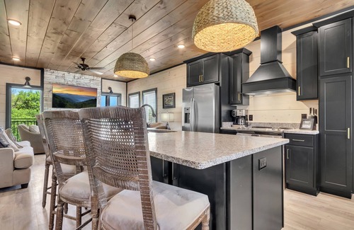 Gatlinburg - Pigeon Forge Cabin | NEW LUX LODGE,Pool,View,PKWY 1 mi,sleeps 18,GAMES!