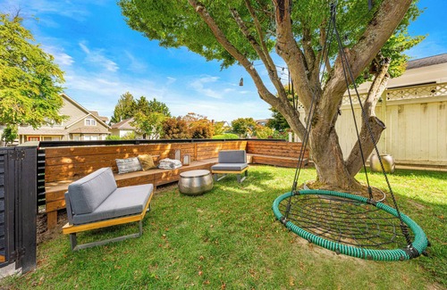 Green Lake House | NEW Luxe Modern Bright Open Floor Plan. Superb Location. Walk to everything.