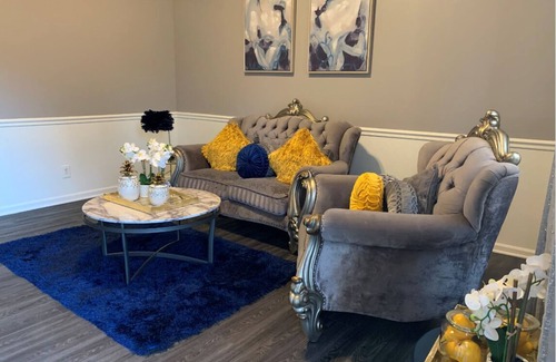 University Place House | NEW Luxurious comfy interior, 15 min from Uptown!