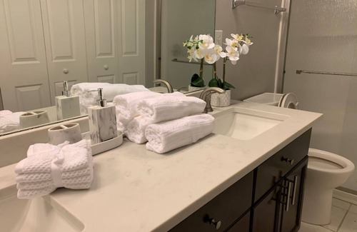 University Place House | NEW Luxurious comfy interior, 15 min from Uptown!