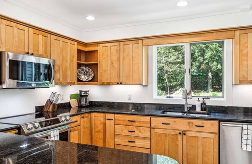 Quechee House | New! Luxurious Escape, Hot Tub - Quechee Meadows