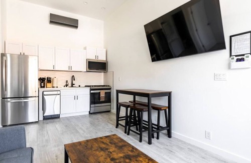 Sherman Oaks Apartment | New Luxurious One Bedroom One Bathroom Guest Suite