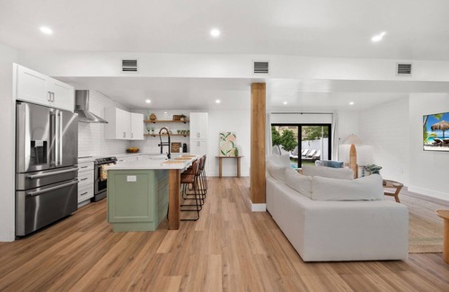 Shady Banks House | NEW - Luxurious Saltwater Pool Retreat - Near Las Olasnn