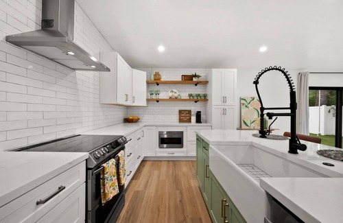 Shady Banks House | NEW - Luxurious Saltwater Pool Retreat - Near Las Olasnn