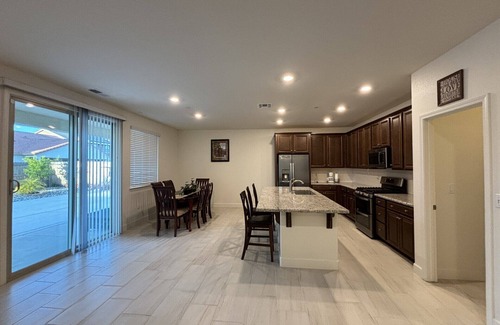 Sacramento House | New Luxury 2,850 Square Feet House with EV Level 2 Charger in Great Location