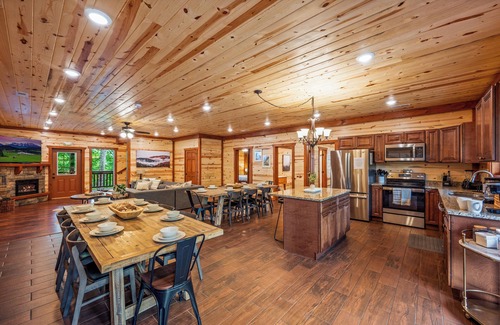 Caton Cabin | NEW Luxury 8BR-Indoor Pool/Outdoor Movie Theater!