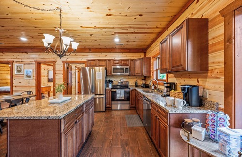 Caton Cabin | NEW Luxury 8BR-Indoor Pool/Outdoor Movie Theater!