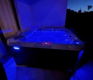 Vintijan Apartment | New luxury air-conditioned apartment, with jacuzzi, free parking and gardens