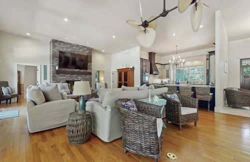 South Haven House | NEW Luxury Home-Heated Pool, Hot Tub, Pool House, Movie Theater & 3 Game Rooms!