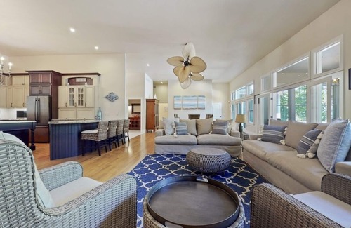South Haven House | NEW Luxury Home-Heated Pool, Hot Tub, Pool House, Movie Theater & 3 Game Rooms!