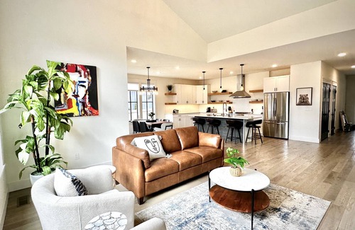 Falconhurst House | New Luxury House, walk to Asheville’s best restaurants, pubs breweries and shops