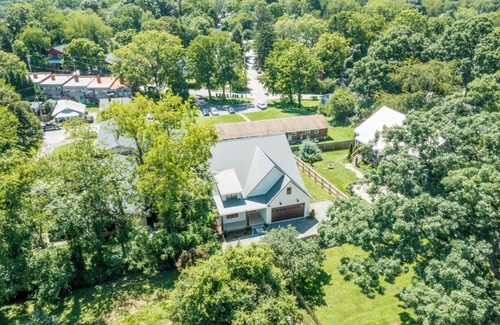 Falconhurst House | New Luxury House, walk to Asheville’s best restaurants, pubs breweries and shops