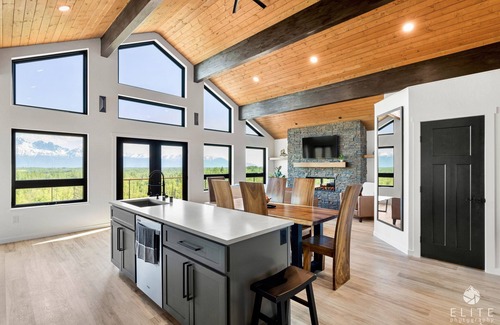 Gateway House | *NEW* Luxury Living close to popular hiking & skiing in Palmer Wasilla