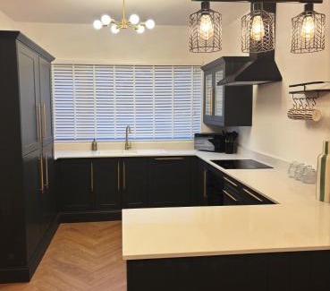 Neath House | NEW Luxury Neath Center Stay