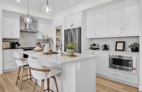 West Edmonton Villa | New Luxury Sleeps 7 AC Double Garage