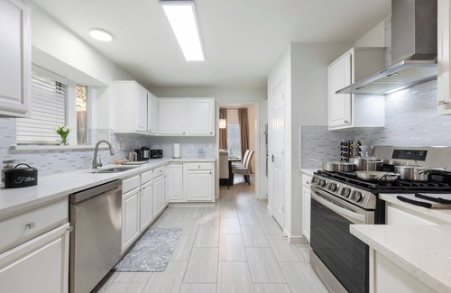 Flower Mound House | NEW Luxury - Two King Beds, Heated Pool, Grill & 1Gbps WiFi.