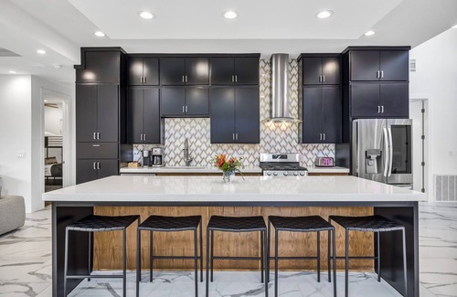 Galindo House | NEW Luxury Villa 5 min to SoCo &DT+Pool+Sleeps 20