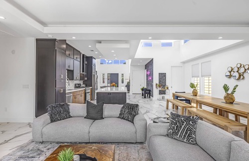 Galindo House | NEW Luxury Villa 5 min to SoCo &DT+Pool+Sleeps 20