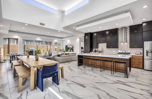 Galindo House | NEW Luxury Villa 5 min to SoCo &DT+Pool+Sleeps 20