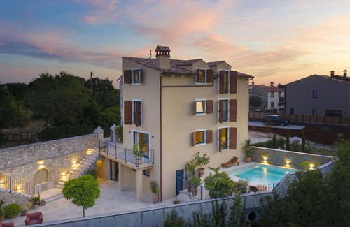 Bale Villa | NEW Luxury Villa Casa Nova with Game Room, Summer kitchen and heated Pool