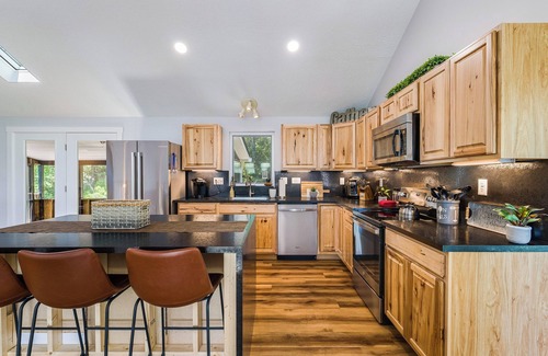 McGaheysville Cabin | New! Lynx Lodge - Luxury Mountain Modern Home - Sleeps 14-16, great rates!