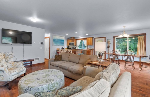 Klipsan Beach House | NEW! Mid Term Rental, pet friendly, walk to the beach (SlowM)