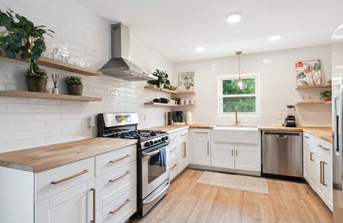 Charlotte House | NEW! minutes to downtown-1/2acre Luxe Ranch Living
