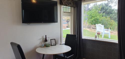 Maungaraki House | NEW Miromiro Serenity, entire guest house, central