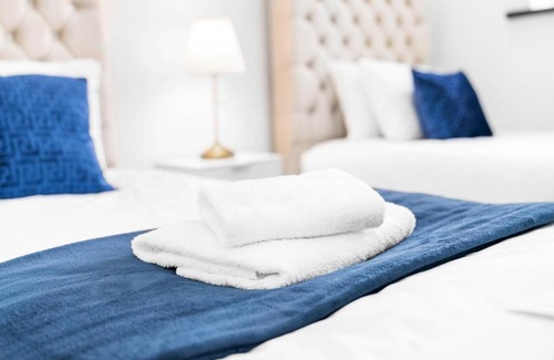 Bordesley Apartment | New Modern 2 Bedroom House By Azura Nights