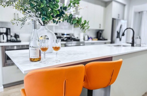 Keith House | New Modern 5BR|3.5BA|2 Living Rms|2Full Kitchen|Arcade Games|near Banff|Sleep10