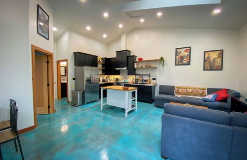 Pacific House | New, modern, close to town, country-feel