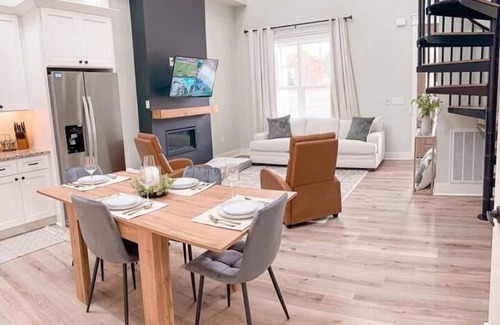 Greenwood House | New, Modern, Cozy Lakeside Cottage. Pet friendly!