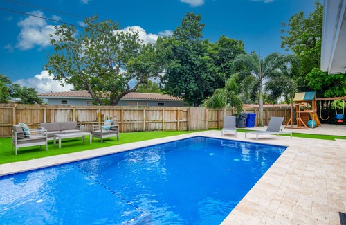 Hollywood Hills Villa | NEW MODERN LUXURY HOME IN HOLLYWOOD 5 BR 3BTH + POOL