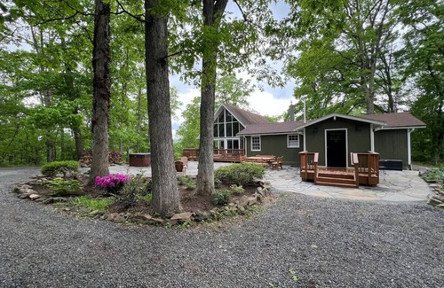 Chester Gap Apartment | New - Modern Mountain Retreat w/Hot tub and view!
