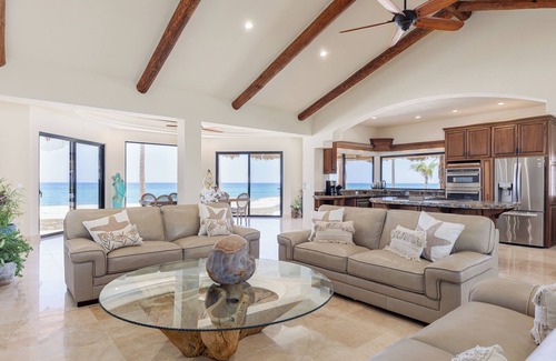 La Ribera House | New Ocean front 4-bdrm villa, Pool, Hot Tub WiFi, AC in beautiful Playa Colorada