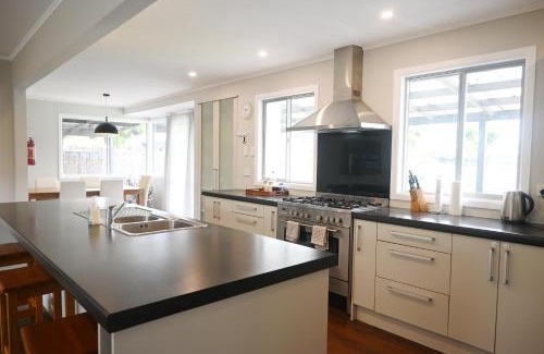 Hamilton House | New painted 5 bdms spacious house close to the Base