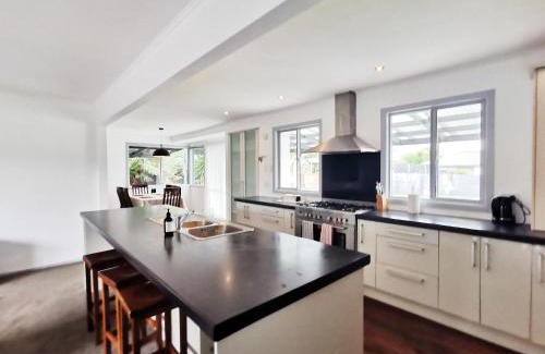 Hamilton House | New painted 5 bdms spacious house close to the Base