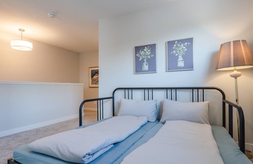 Keith House | NEW! Pond View! stunning luxury stay & Central AC & Sleep 8