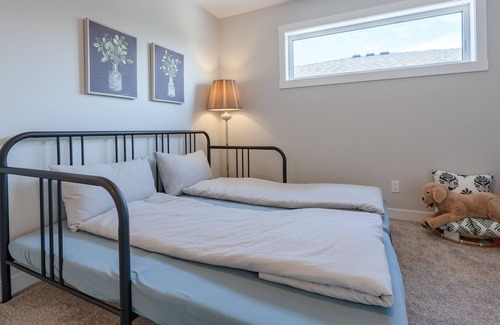 Keith House | NEW! Pond View! stunning luxury stay & Central AC & Sleep 8