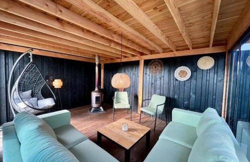 Vinkeveen Ski Chalet | New- Private Cosy Houseboat, on a lake near Amsterdam