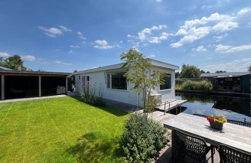 Vinkeveen Ski Chalet | New- Private Cosy Houseboat, on a lake near Amsterdam
