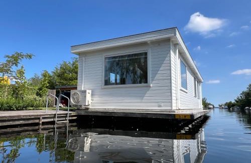 Vinkeveen Ski Chalet | New- Private Cosy Houseboat, on a lake near Amsterdam