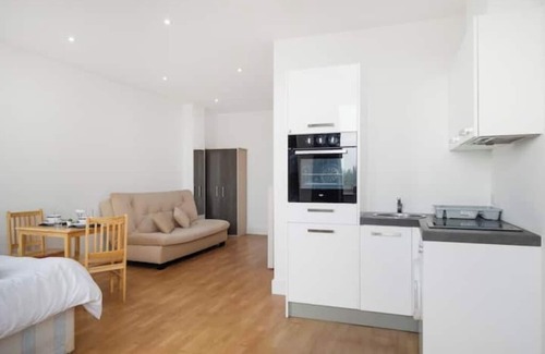 Watton at Stone Apartment | New Refurb Private Large Studio