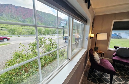 Glenwood Springs Cabin | NEW! Remodeled Cozy Rustic-Luxury w/Kitchen