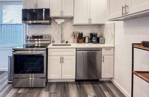 South Boston Apartment | New Reno! 3 Beds, in unit Washer & Dryer, Southie!