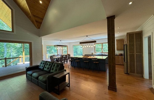 Nantahala Cabin | New Riverfront Retreat – Ultimate Privacy, Stunning Views, & Dog-friendly!