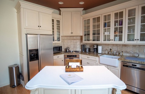 East End House | NEW* Sammy's Place! Clean, Comfy, Stylish & Peaceful - Entire East End Townhouse