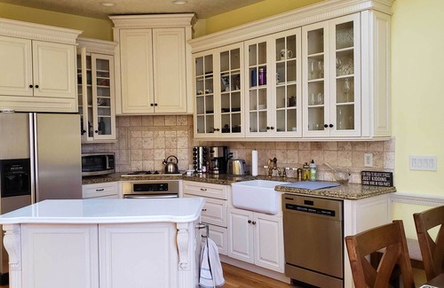 East End House | NEW* Sammy's Place! Clean, Comfy, Stylish & Peaceful - Entire East End Townhouse