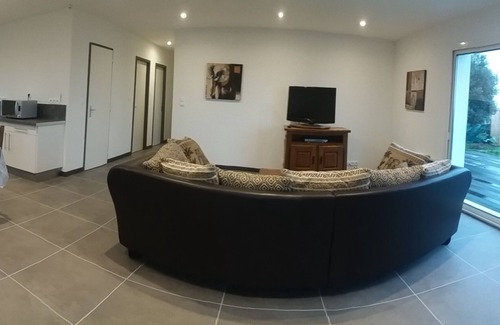 Arceau House | new spacious house in quiet village near cycle track, 2.5 KM