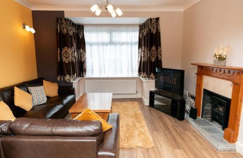 Frimley Apartment | New! Spacious 3Br Sleeps 6 With Free Parking, Wi-Fi and Netflix